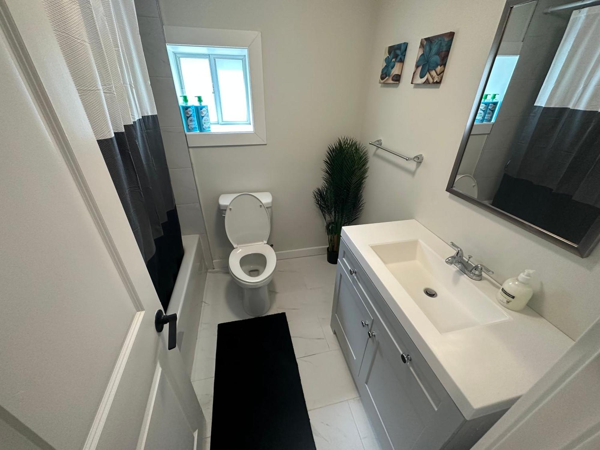Comfy 2 Bedroom Near The Beach! Pickering Exterior foto